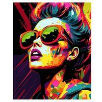 Яркая девушка в солнечных очках