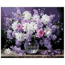 Нежный букет в прозрачной вазе на столе