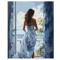 Девушка смотрит на море с балкона