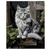 Серый полосатый котик сидит на заборе