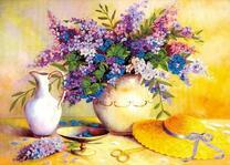 Букет сирени и желтая шляпка на столе