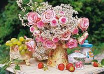 Букет роз, виноград и клубника