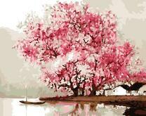 Цветущая сакура на берегу реки