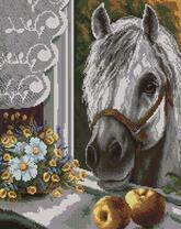 Белая лошадь заглядывает в дом через окно