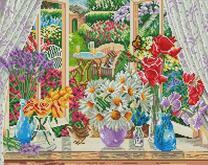 Разные цветы на окне