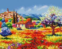 Красочное поле цветов перед городом