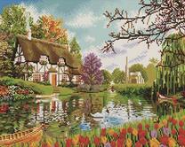 Прекрасный дом у озера с лебедями