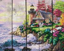 Домик и маяк на скале у моря