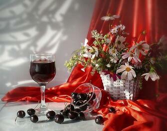 Купить бокал вина, вишни и ромашки в одном натюрморте за 890 руб. в Москве