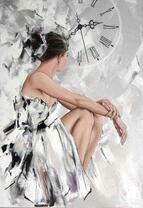 Девушка в белом на фоне часов