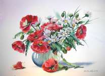 Маки и ромашки в вазе и нежные бабочки