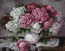 Большой букет пионов в белой вазе