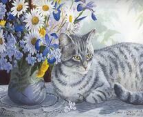 Полосатая кошка у яркого букета цветов