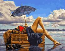 Девушка с зонтом на берегу океана