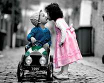 Милый джентельмен на автомобиле и его леди