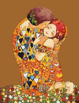 Нежный поцелуй в объятиях