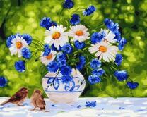 Воробушки у букета ромашек с тюльпанами