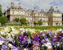 Цветочная клумба возле особняка