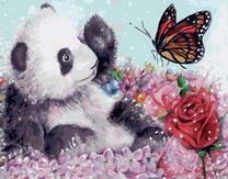 Маленькая панда и бабочка