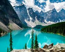 Отражение облаков в голубых водах горного озера