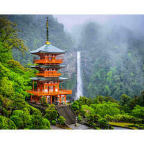 Буддистский храм в туманных горах