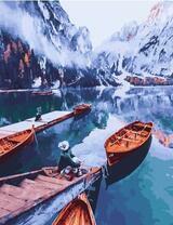 Лодка на причале среди гор