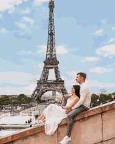 Молодожены на фоне Эйфелевой башни