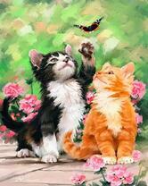 Два котёнка играют с махаоном