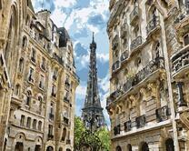 Эйфелева башня среди домов