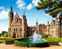 Зелёный фонтан у старинного замка