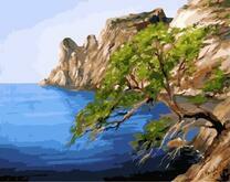 Дерево у моря на скале