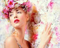 Девушка в венке из роз