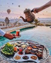 Турецкий чай на фоне полета воздушных шаров