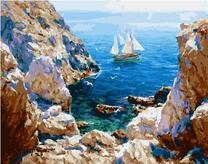 Парусный корабль на море возле скал