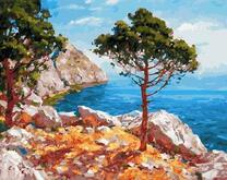 Два дерева на обрыве над морем