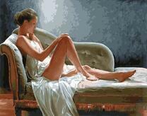 Девушка в белом отдыхает