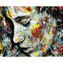 Яркие мазки краски и девушка