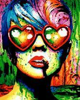 Портрет девушки в очках сердечках