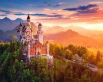 Замок в лучах заходящего солнца