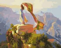 Девушка с шалью на вершине горы