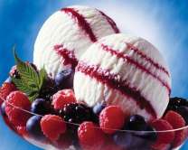 Шарики мороженого и летние ягоды