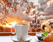 Кофе и круассаны на фоне собора