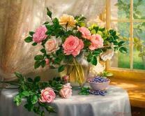 Ваза с букетом роз и спелая чарника