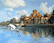 Белая птица над рекой у замка