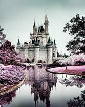 Отражение замка в водах реки