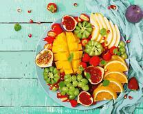 Тарелка летних свежих фруктов