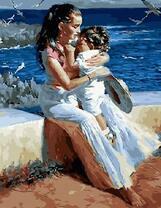 Красивая девушка с младенцем на фоне моря