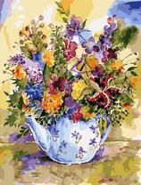 Букет нежных ярких цветов в заварнике