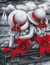 Нарядные девчонки у моря на чемодане