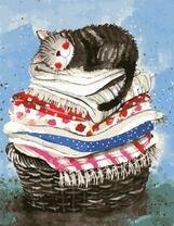 Котенок спит на полотенцах